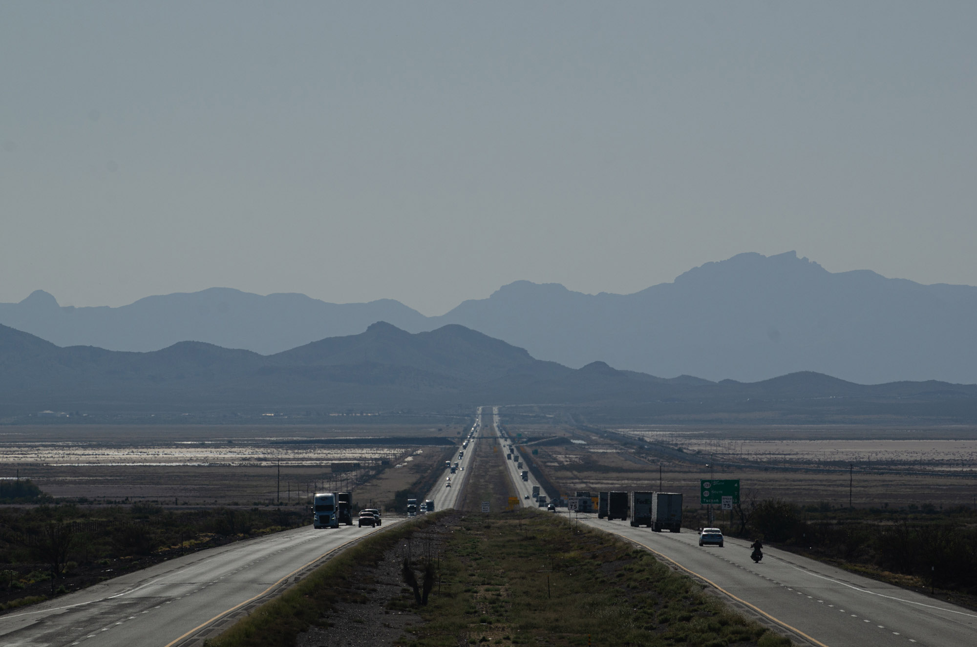 A picture of a freeway with the mountains in the background